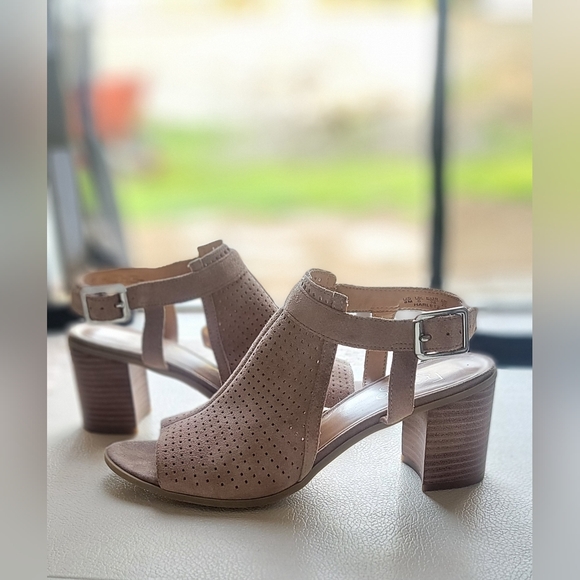 Franco Sarto Shoes - Franco Sarto Harlet 2 Suede Perforated Block Peep Toe Sandals Wms 8M